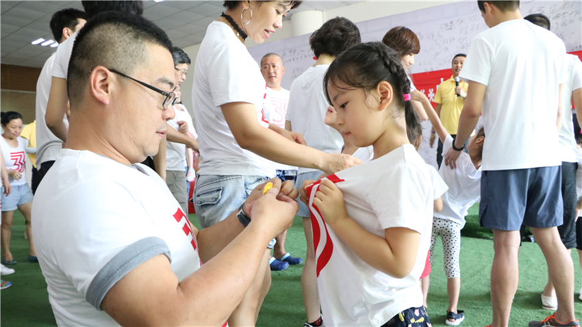 育才幼兒園大手拉小手親子活動(dòng)