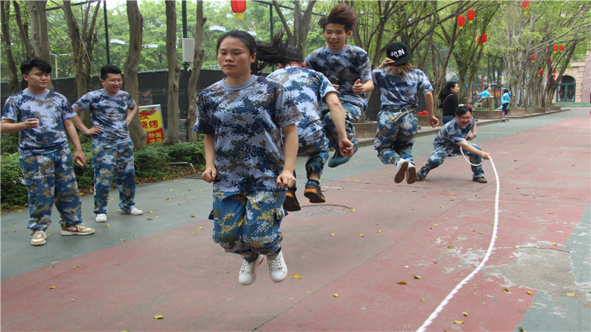 一加地產(chǎn)江門色色環(huán)球影城基地團(tuán)隊(duì)拓展訓(xùn)練順利進(jìn)行