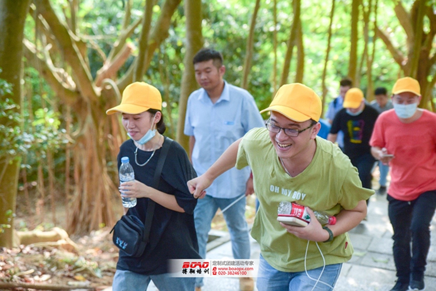 追夢佛開，用汗水澆灌收獲，以實干篤定前行