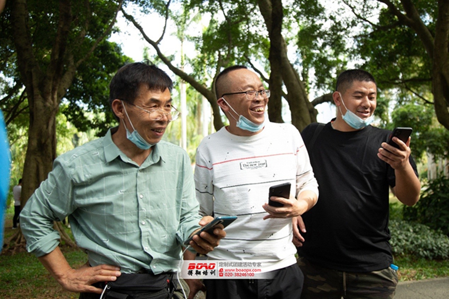 追夢佛開，用汗水澆灌收獲，以實干篤定前行
